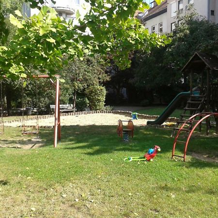 Lily Apartman Boedapest Buitenkant foto