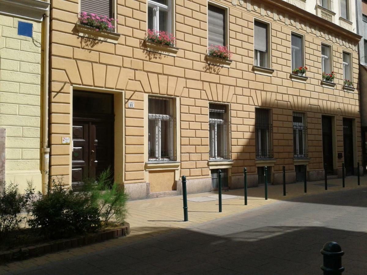 Lily Apartman Boedapest Buitenkant foto