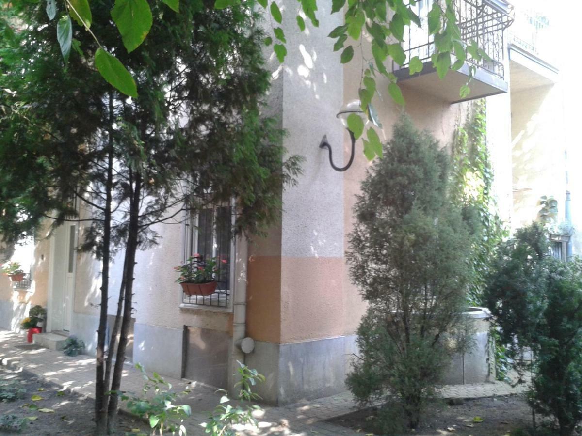 Lily Apartman Boedapest Buitenkant foto